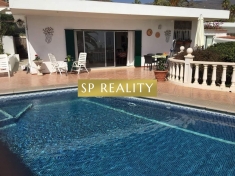 Detached villa in La Florita residential area with 3 rooms and private pool.
