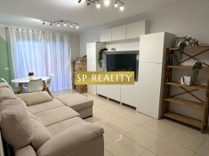 We offer you a newly renovated bright apartment in La Camella with 2 bedrooms, 1 bathroom and a separate toilet. The kitchen is located off the living room. There is a covered balcony and an inner courtyard of 11,10 m².